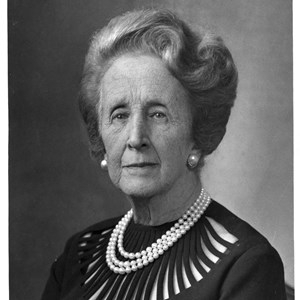 Gertrudes Ribeiro da Costa Tomás, mulher de Américo Tomás. Casaram-se em 16 de outubro de 1922 e tiveram duas filhas: Maria Natália e Maria Madalena.