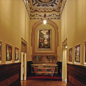 A Capela do Palácio de Belém. No altar, a «Adoração dos Pastores», de André Reinoso; nas paredes laterais, o «Ciclo da Vida da Virgem», de Paula Rego.