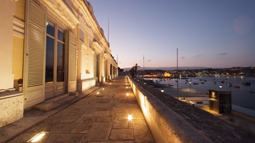 A bateria do Palácio da Cidadela com uma panorâmica sobre a baía de Cascais.