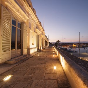 A bateria do Palácio da Cidadela com uma panorâmica sobre a baía de Cascais.