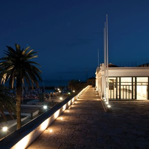 Baía de Cascais e Passeio D. Maria Pia, à esquerda, e Bateria e salão de Vidro, à direita.
