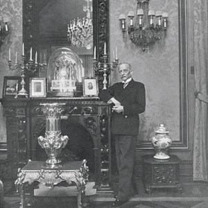 O Presidente da República, Óscar Carmona, posando encostado a um tremó.