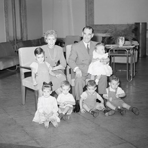 O Presidente da República Craveiro Lopes e a mulher, Berta Craveiro Lopes, com os netos.