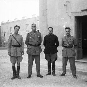 O Presidente da República, Manuel Gomes da Costa (2.º a contar da esquerda), no Palácio da Cidadela de Cascais, com os seus ajudantes de campo, (da esquerda para a direita) o capitão Herculano Moura, o tenente Pinto Correia e o capitão Azinhais Mendes, antes de partir para o exílio nos Açores depois do golpe militar chefiado por Óscar Carmona.