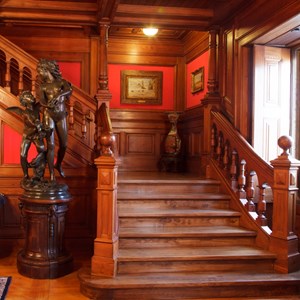 Entrada principal do Palácio da Cidadela; os revestimentos de madeira são obra do tempo do Rei D. Carlos.