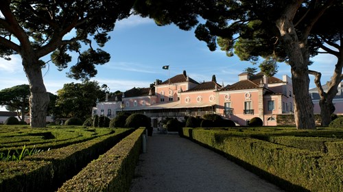 Jardim do Buxo do Palácio de Belém. Na fachada do Palácio encontra-se içado o Pavilhão Presidencial — a bandeira exclusiva do Presidente da República e que sinaliza a sua presença.