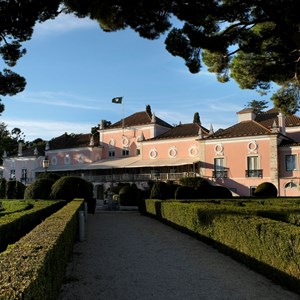 Jardim do Buxo do Palácio de Belém. Na fachada do Palácio encontra-se içado o Pavilhão Presidencial — a bandeira exclusiva do Presidente da República e que sinaliza a sua presença.