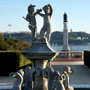 Pormenor da fonte-repuxo do lago central do Jardim do Buxo, vinda de Inglaterra no final do século XVIII.