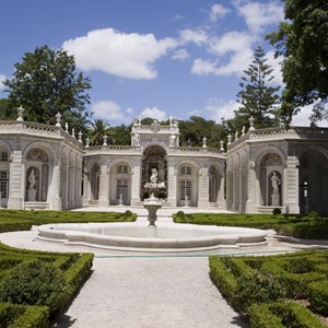 Jardim da Cascata: os viveiros construídos para aves exóticas, no final do século XVIII.