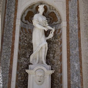 Jardim da Cascata: escultura de um dos nichos dos viveiros, revestido a embrechados, com pedras de várias cores.