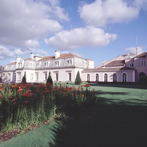 Perspectiva do edifício da Casa Civil e Militar, a partir do Jardim dos Teixos.