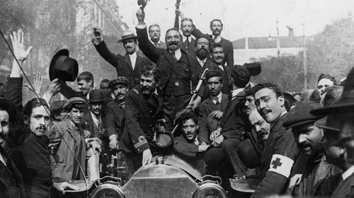 Militares e civis festejando a implantação da República, em Lisboa (ao centro, erguendo o chapéu, Francisco Correia de Herédia, visconde da Ribeira Brava), no 5 de outubro de 1910.