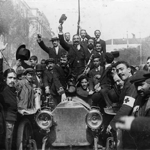 Militares e civis festejando a implantação da República, em Lisboa (ao centro, erguendo o chapéu, Francisco Correia de Herédia, visconde da Ribeira Brava), no 5 de outubro de 1910.