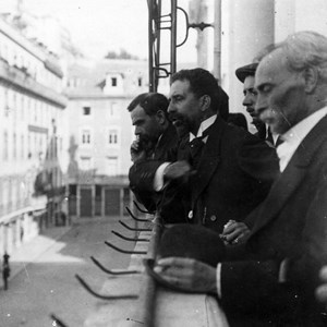 Na varanda da Câmara Municipal de Lisboa, membros do Governo Provisório - José Relvas, ao centro, e Eusébio Leão à sua direita - proclamam a República e a constituição do novo Governo.