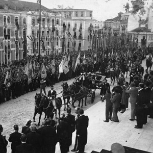 Óscar Carmona e António de Oliveira Salazar (na carruagem), na chegada à Assembleia Nacional por ocasião da cerimónia da tomada de posse do chefe do Estado