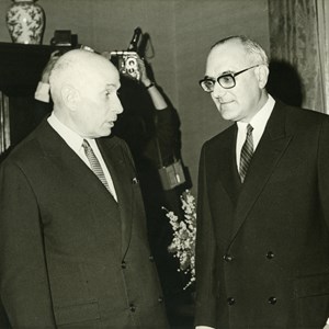 Américo Tomás (à esquerda) na tomada de posse de Marcelo Caetano (à direita) como presidente do Conselho