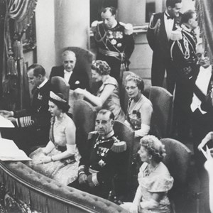 Francisco Craveiro Lopes (na fila da frente, segundo a contar da direita) na companhia da Rainha Isabel II de Inglaterra (à direita do Presidente da República)