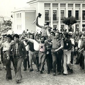 António Ramalho Eanes (em ombros, segurando um ramo de flores) durante a campanha para as eleições presidenciais de 1976, as primeiras em Democracia