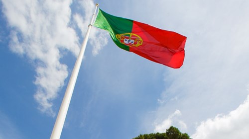 Bandeira Nacional hasteada no Palácio de Belém.