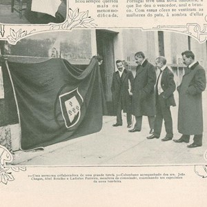Os membros da Comissão da Bandeira (da esquerda para a direita, Columbano Bordalo Pinheiro, João Chagas, Abel Botelho e Ladislau Parreira) examinando uma reprodução da nova bandeira nacional.