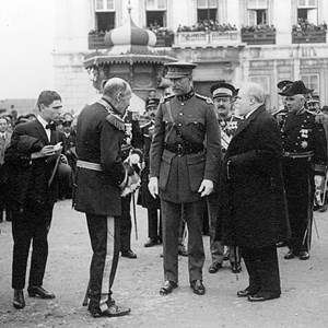 António José de Almeida (em primeiro plano, de fato à direita), acompanhado pelo rei dos belgas, Alberto I (ao centro, fardado, de óculos e luvas), durante a cerimónia de receção do monarca da Bélgica, por ocasião da sua visita de Estado a Portugal