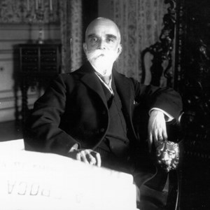 O Presidente da República Bernardino Machado sentado na Cadeira dos Leões. Esta Cadeira tornou-se um ícone associado ao Chefe do Estado, pois todos a têm usado, desde o primeiro Presidente, Manuel de Arriga.