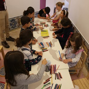 Oficina «No bosque dos passarinhos». Pintura de aves em cartão, com diferentes materiais de colorir.