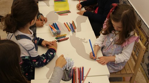 Oficina «No bosque dos passarinhos». Pintura de aves em cartão, com diferentes materiais de colorir.