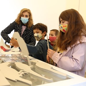 Oficina «No bosque dos passarinhos». Participantes escolhendo os materiais.