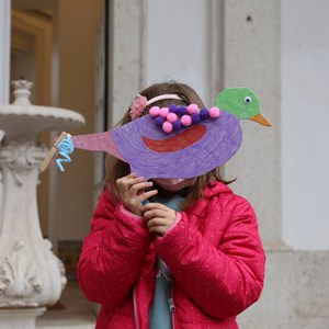 Oficina «No bosque dos passarinhos». Participante apresenta o resultado do seu trabalho.