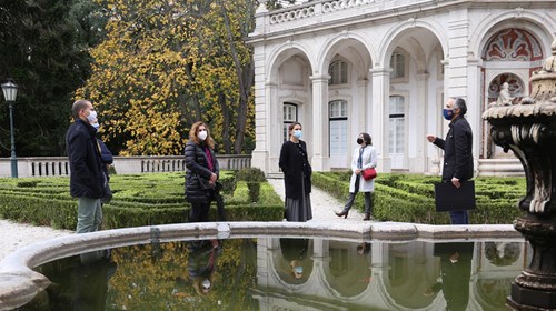 Visita guiada aos espaços exteriores do palácio.