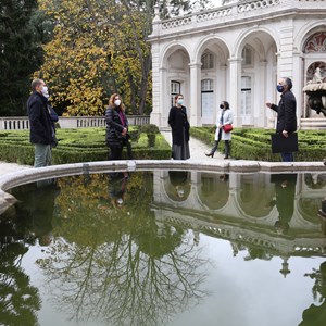 Visita guiada aos espaços exteriores do palácio.