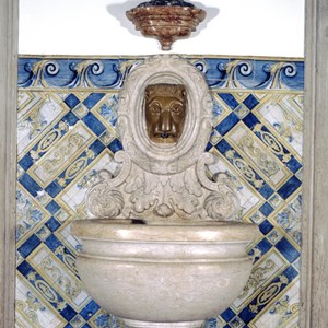 Uma das duas bicas que dão o nome à sala de entrada do Palácio de Belém. A água jorra da boca do leão, o mesmo animal que aparece nas armas, símbolo de nobreza, do conde de Aveiras.