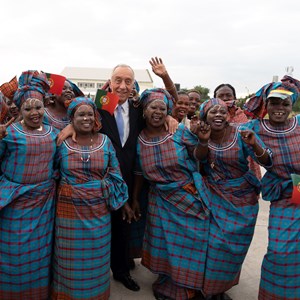 O Presidente da República, Marcelo Rebelo de Sousa (ao centro), durante a visita de Estado a Moçambique. Receção no Aeroporto Internacional de Maputo, com grupo de dança tradicional moçambicana