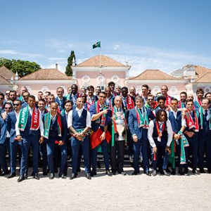 O Presidente da República, Marcelo Rebelo de Sousa (ao centro, segurando a taça), com a Seleção Nacional de Futebol, campeã da Europa