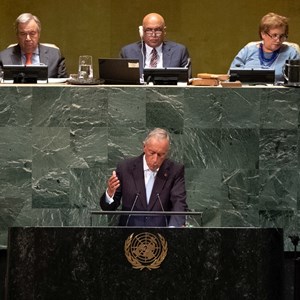 O Presidente da República Portuguesa (à frente) discursando nas Organização das Nações Unidas