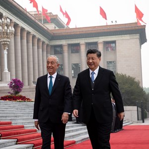 Marcelo Rebelo de Sousa (à esquerda) com o Presidente da República Popular da China, Xi Jinping (à direita)