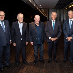 O Presidente Marcelo Rebelo de Sousa (segundo à direita), acompanhado de António Ramalho Eanes (primeiro à esquerda), Jorge Sampaio (segundo à esquerda), Lobo Antunes (ao centro) e Aníbal Cavaco Silva (primeiro à direita), na Sessão de encerramento do Colóquio “António Lobo Antunes: 40 anos de vida literária”. No final a iniciativa, o Presidente da república condecorou o escritor António Lobo Antunes com a Grã-Cruz da Ordem da Liberdade 2019-09-28