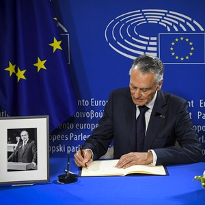 Aníbal Cavaco Silva, em representação de Portugal, assina o livro de condolências no funeral do antigo chanceler alemão, Helmut Kohl.
