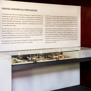 Perspectiva do Núcleo das Ordens Honoríficas nacionais, com condecorações expostas e o quiosque informativo interativo.