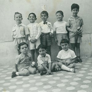 Marcelo Nuno Duarte Rebelo de Sousa, o primeiro da direita, sentado, no Lar da Criança; ao seu lado, Eduardo Barroso.