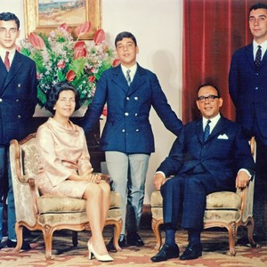 Retrato oficial da família do governador-geral de Moçambique, Baltazar Rebelo de Sousa. Sentados: a mãe, Maria das Neves, à esquerda, e o pai, Baltazar, à direita; de pé, atrás, da esquerda para a direita, os filhos: António, Pedro e Marcelo.