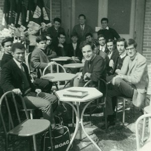 Marcelo Rebelo de Sousa, o segundo à direita, entre colegas da Faculdade de Direito da Universidade de Lisboa.