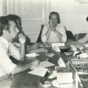 Marcelo Rebelo de Sousa, o primeiro à esquerda, durante uma mesa redonda do semanário «Expresso» sobre o Ultramar. À cabeceira da mesa, Francisco Pinto Balsemão, diretor do jornal.