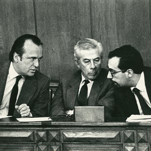 Francisco Pinto Balsemão, à esquerda, com dois dos ministros do seu Governo: Gonçalo Ribeiro Telles, ao centro, e Marcelo Ribeiro de Sousa, à direita.