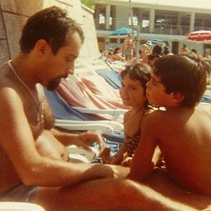 Marcelo Rebelo de Sousa na praia, com os filhos, Sofia e Nuno.