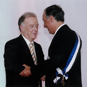 O Presidente da República Jorge Sampaio (à esquerda), condecora Marcelo Rebelo de Sousa, à direita, com a Ordem do Infante D. Henrique, grau de Grã-Cruz.