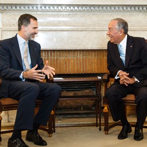 O Presidente da República Marcelo Rebelo de Sousa, à direita, num encontro com o Rei Felipe VI de Espanha, à esquerda.