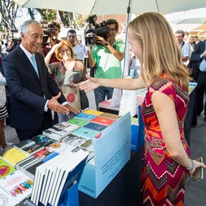 Marcelo Rebelo de Sousa cumprimentando uma livreira, durante a Festa do Livro, promovida pelo próprio Chefe do Estado.