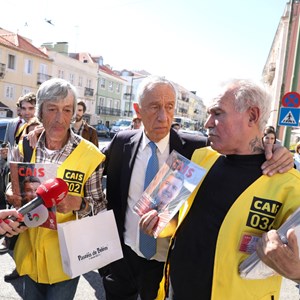 O Presidente Marcelo Rebelo de Sousa, ao centro, com vendedores da revista «Cais», projeto de apoio aos sem-abrigo.
